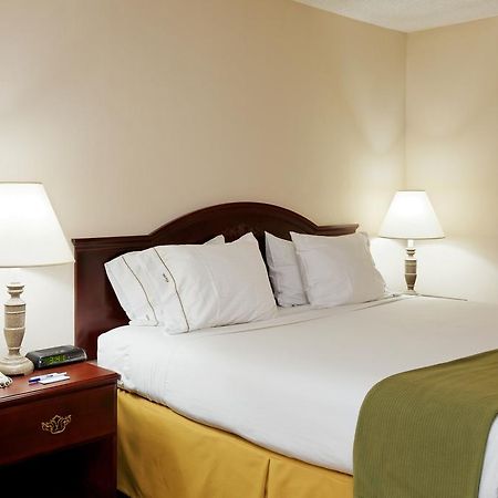 Holiday Inn Express Hotel & Suites Huntsville University Drive Room photo