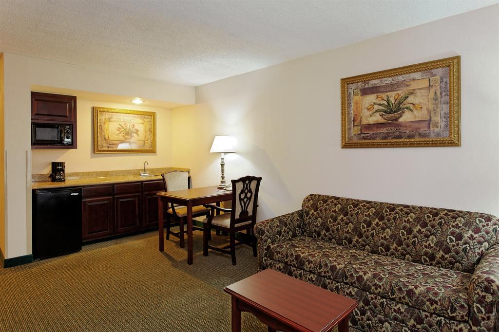 Holiday Inn Express Hotel & Suites Huntsville University Drive Room photo