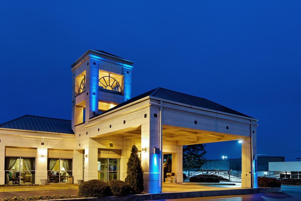 Holiday Inn Express Hotel & Suites Huntsville University Drive Exterior photo